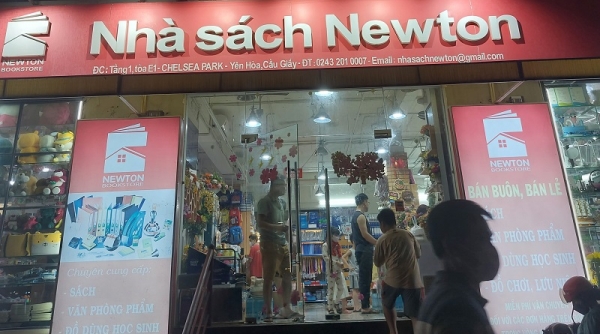 Nhà sách Newton bán hàng không tem nhãn phụ Tiếng Việt, không rõ nguồn gốc
