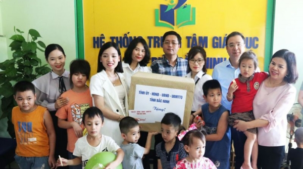 Chủ tịch UBND tỉnh Bắc Ninh thăm, tặng quà trẻ em có hoàn cảnh đặc biệt