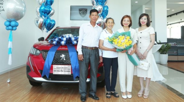 THACO AUTO đã hoàn tất thủ tục trao xe Peugeot 2008 VĐV Nguyễn Thị Oanh