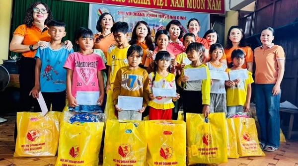 Bình Định: Tặng quà thiếu nhi dân tộc thiểu số