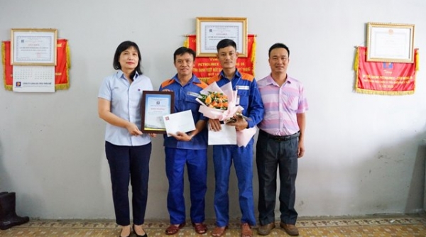 Công ty Xăng dầu Thừa Thiên Huế khen thưởng nhân viên dũng cảm cứu người bị nạn