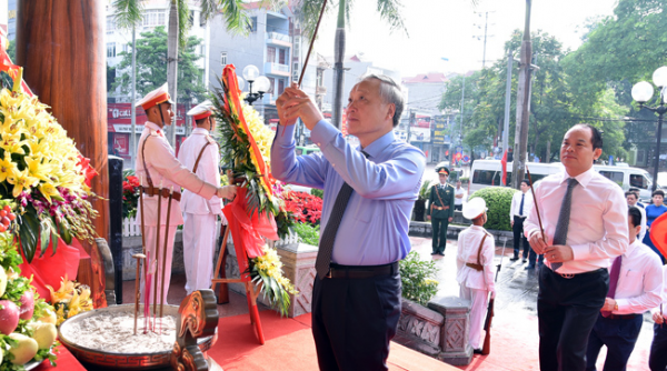 Đoàn đại biểu Trung ương và tỉnh Lạng Sơn dâng hương kỷ niệm 90 năm Ngày truyền thống Đảng bộ tỉnh