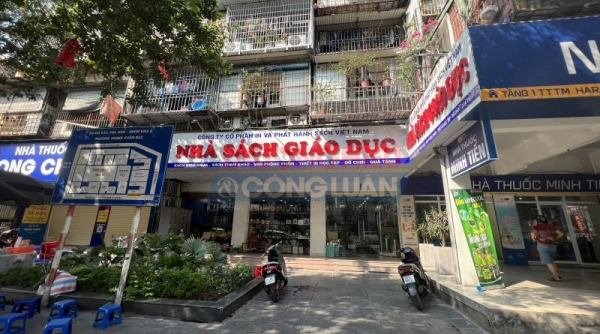 Hà Nội: Nhà sách Giáo dục bày bán hàng hoá nước ngoài không tem nhãn phụ Tiếng Việt theo quy định