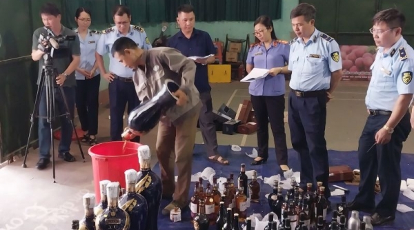 Bắc Giang: Tiêu hủy lượng lớn rượu, xì gà và thuốc lá điếu nhập lậu
