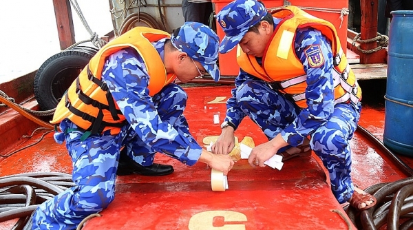 Cảnh sát biển bắt giữ tàu vận chuyển 25.000 lít dầu DO trái phép