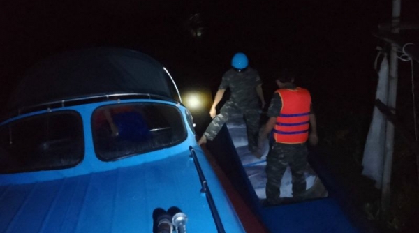 Lực lượng hải quan Đồng Tháp bắt giữ xuồng máy vận chuyển 1.500 kg đường nhập lậu