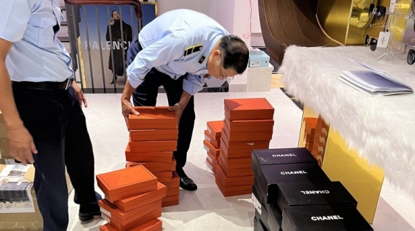 Khánh Hòa: Phát hiện cơ sở buôn bán hàng hóa có dấu hiệu giả mạo nhãn hiệu Chanel và Hermès