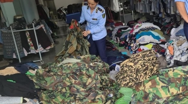 Kon Tum: Phát hiện các loại quần áo rằn ri giống quân phục quân đội không rõ nguồn gốc