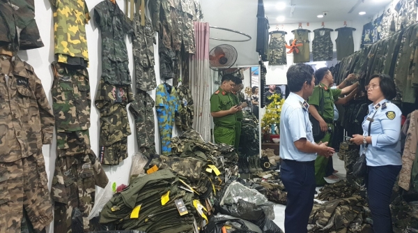 TP. Hồ Chí Minh: Liên tiếp phát hiện các điểm kinh doanh quần áo, rằn ri không rõ nguồn gốc