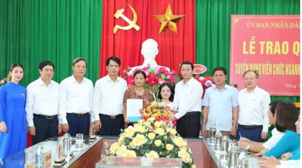 Chủ tịch UBND tỉnh Thanh Hóa trao quyết định tuyển dụng đặc cách cho cô giáo bị khuyết tật