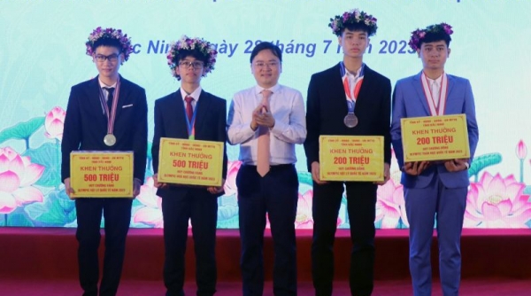 Bắc Ninh khen thưởng giáo viên, học sinh giỏi đoạt giải trong các kỳ thi khu vực và quốc tế
