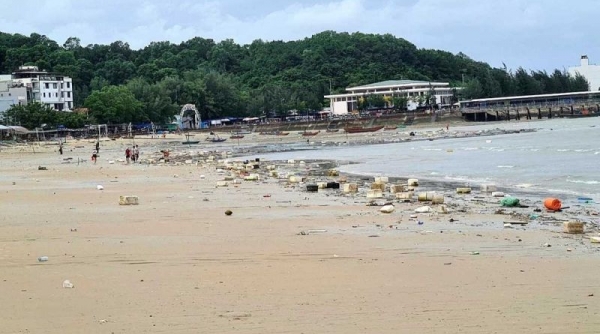 Phao xốp, rác thải dạt vào dày đặc, kéo dài hơn 7 km tại bãi biển Cô Tô