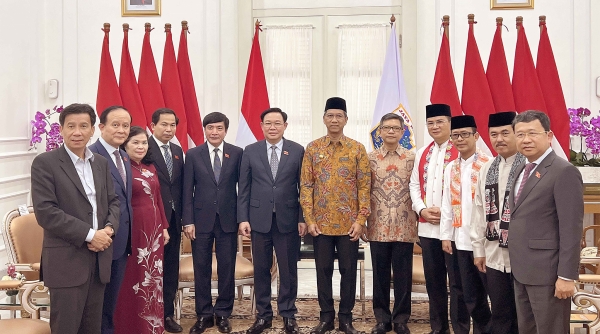 Chủ tịch Quốc hội Vương Đình Huệ tiếp Thống đốc Đặc khu Thủ đô Jakarta trong chuyến thăm Indonesia