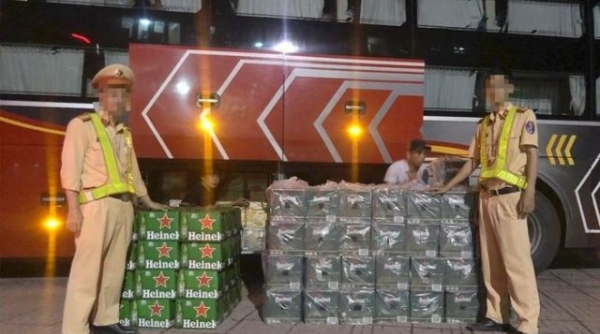 Nghệ An: Phát hiện 2 xe khách chở hơn 5.800 chai bia không rõ nguồn gốc