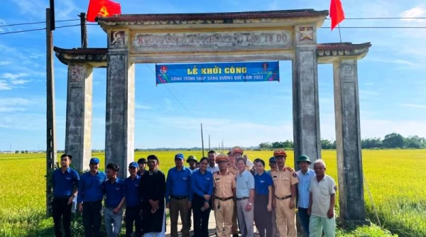 Thừa Thiên Huế: Lực lượng CSGT hưởng ứng chương trình "Thắp sáng đường quê"