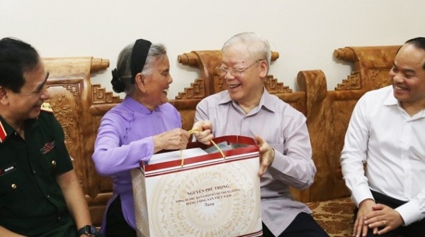 Tổng Bí thư Nguyễn Phú Trọng thăm, tặng quà gia đình chính sách tại thành phố Lạng Sơn