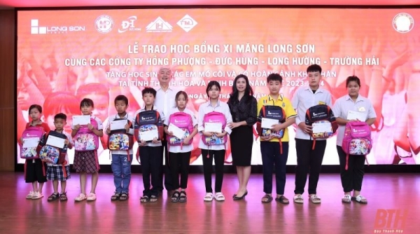 Công ty Xi măng Long Sơn trao học bổng cho học sinh có hoàn cảnh đặc biệt khó khăn