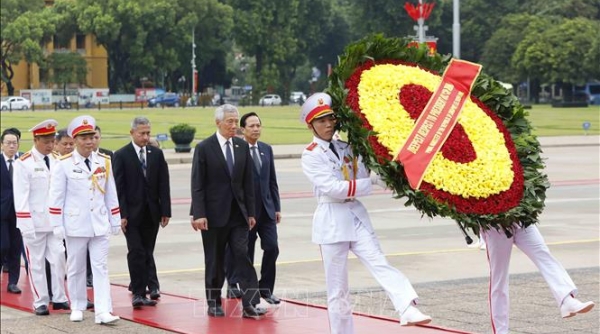 Thủ tướng Singapore vào Lăng viếng Chủ tịch Hồ Chí Minh trong chuyến thăm Việt Nam