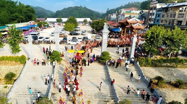 Lễ hội đền Bảo Hà thu hút đông đảo du khách thập phương