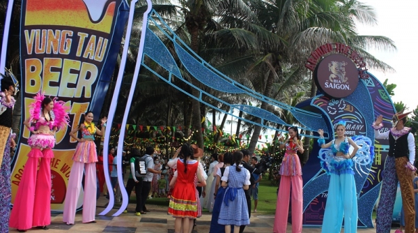 Vũng Tàu: Nghỉ lễ, du khách đổ về tắm biển và tham gia Lễ hội  “Vũng Tàu Beerfest”