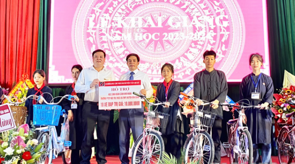 Agribank Lạng Sơn trao quà học sinh có hoàn cảnh khó khăn