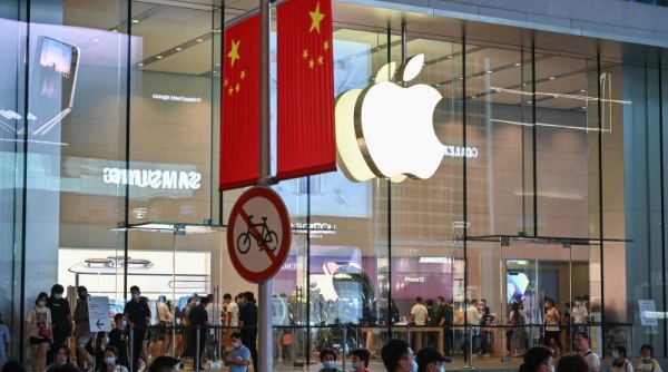 Trung Quốc muốn mở rộng lệnh cấm dùng iPhone, cổ phiếu Apple giảm mạnh
