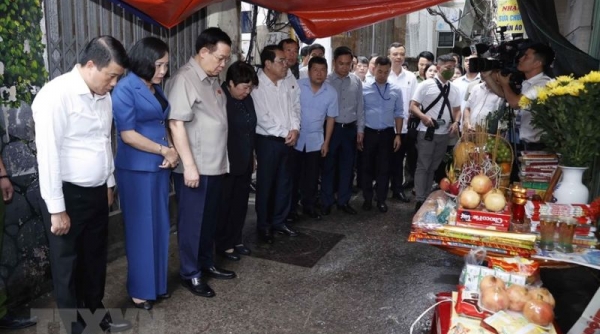 Chủ tịch Quốc hội thắp hương tưởng niệm nạn nhân tử vong vụ cháy chung cư mini