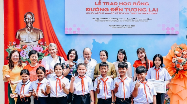 Home Credit thắp sáng ước mơ tới trường cho các em học sinh tại Buôn Hồ, Đăk Lăk
