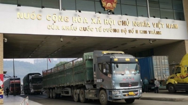 Mỗi ngày có gần 400 xe hàng hóa xuất nhập khẩu qua cửa khẩu Lào Cai