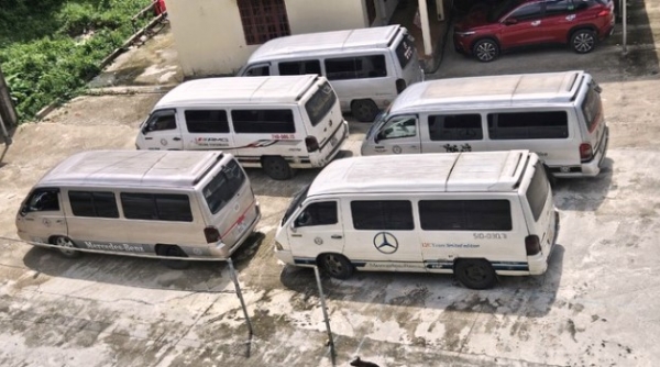 Quảng Trị: Phát hiện loạt xe ô tô vận chuyển đường kính trắng nhập lậu