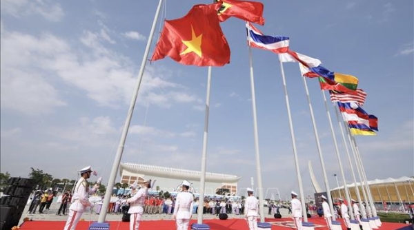 Lá cờ đỏ sao vàng Việt Nam tung bay tại quảng trường Làng Á vận hội ASIAD 19