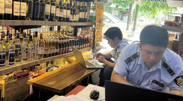 Phát hiện 01 cơ sở kinh doanh thuốc lá điếu nhập lậu và rượu không có Giấy phép kinh doanh tại Khánh Hòa