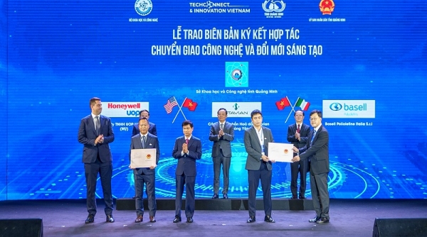 Phó Thủ tướng chứng kiến giao giấy chứng nhận đăng ký chuyển giao công nghệ cho dự án Nhà máy hoá dầu Stavian Quảng Yên