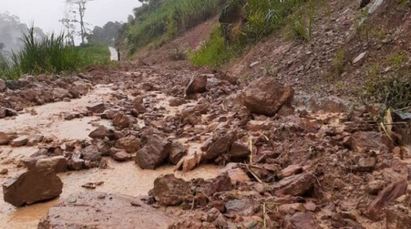 Nhiều tuyến đường của Nghệ An bị sạt lở, chia cắt do mưa lớn