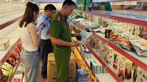 Cửa hàng Thế giới đồ ăn vặt Hương Hòa bị tạm giữ toàn bộ số hàng hóa nhập lậu, không rõ nguồn gốc xuất xứ