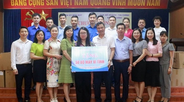 Tặng 50 bộ máy tính cho học sinh vùng cao Lào Cai