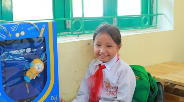 Bảo Việt Nhân thọ tặng 6.000 chiếc balo cho trẻ em có hoàn cảnh khó khăn