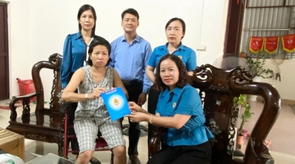 Liên đoàn Lao động tỉnh Thanh Hóa trao quà cho nữ lao động có hoàn cảnh đặc biệt khó khăn