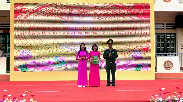 Bộ đội biên phòng Lào Cai trao tặng màn hình Led cho trường Tiểu học Kim Đồng