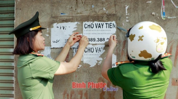 Công an tỉnh Bình Phước ra quân bóc gỡ tờ rơi quảng cáo cho vay tín dụng đen