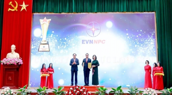 Công ty Điện lực Lạng Sơn nhận Cúp và chứng nhận Doanh nghiệp tiêu biểu năm 2023