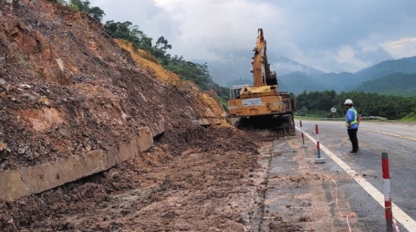 Khẩn trương khắc phục sạt lở tuyến cao tốc La Sơn- Túy Loan