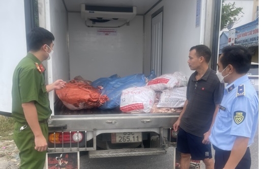Hưng Yên: Phát hiện xe tải chở 515 kg thịt lợn bốc mùi hôi thối đang trên đường đi tiêu thụ