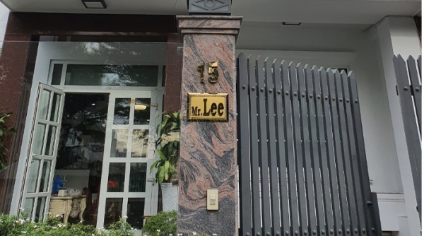 Kiểm tra đột xuất căn nhà có gắn bảng hiệu “Mr. Lee" về việc khám bệnh, chữa bệnh trái phép