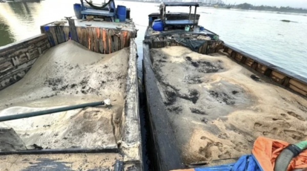 Bắt hai tàu hút cát trái phép trên sông Hồng