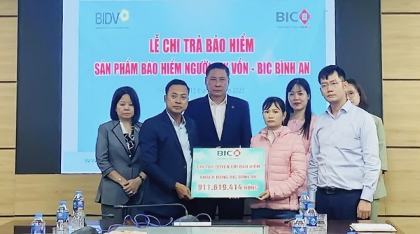 BIC trao hơn 900 triệu đồng bảo hiểm cho khách hàng vay vốn tại BIDV Thái Hà