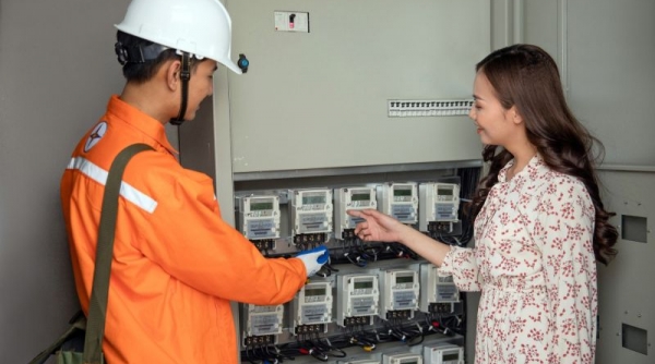 EVNHANOI lắp đặt 100% công tơ điện tử đo xa cho khách hàng sử dụng điện