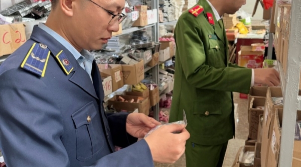 Lực lượng quản lý thị trường Nam Định tạm giữ 21.000 sản phẩm văn phòng phẩm không rõ nguồn gốc
