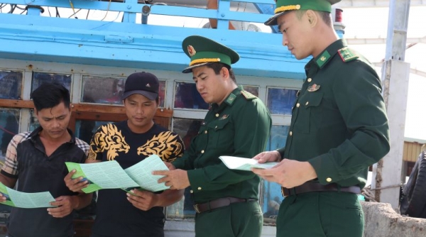 Bộ đội Biên phòng tỉnh Bình Định sát cánh cùng ngư dân gỡ “thẻ vàng”