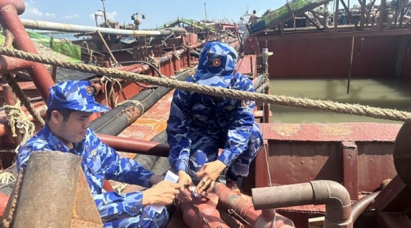 Bộ Tư lệnh Cảnh sát biển tạm giữ tàu khai thác 100 m3 cát trái phép